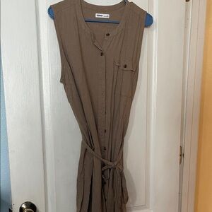 Casual Tan Sleeveless Midi Dress with pockets. Needs to be ironed